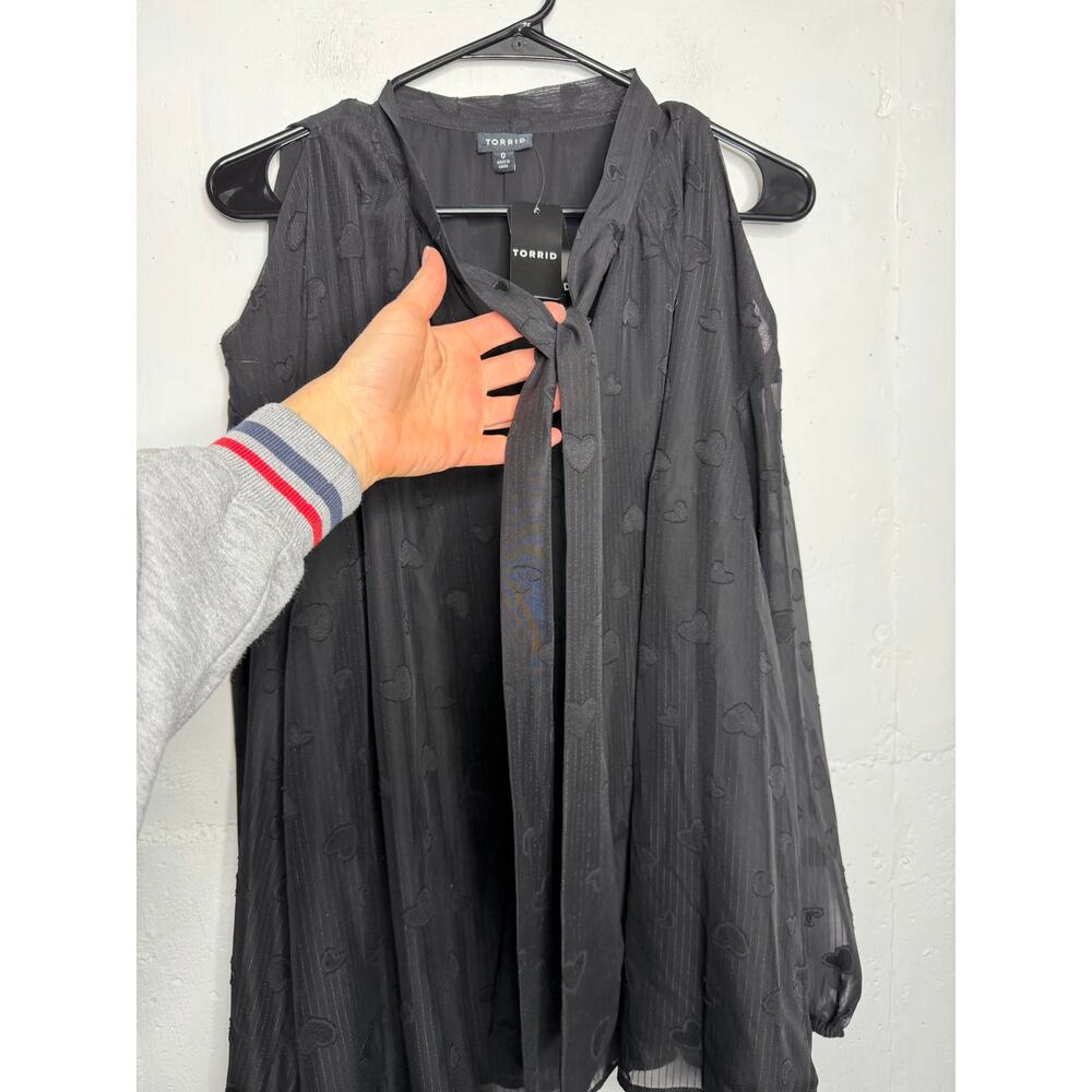 NEW Torrid Clip Dot Cold Shoulder Tie Front Blouse Black Size 0 L 12 - Picture 7 of 8
